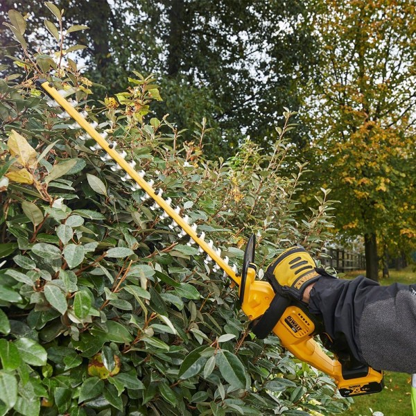 DeWalt 18V Cordless Hedge Trimmer 1 x 5.0Ah Battery & Charger (DCM563P1) DeWalt 18V Cordless Hedge Trimmer 1 x 5.0Ah Battery & Charger (DCM563P1)