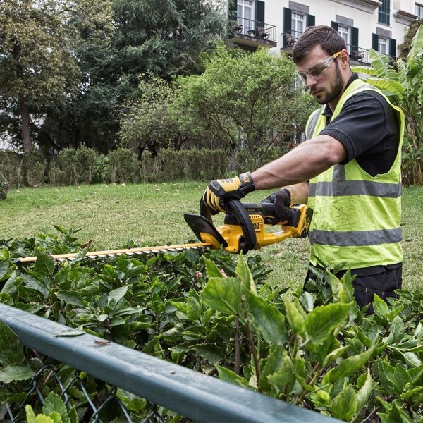 DeWalt 18V Cordless Hedge Trimmer 1 x 5.0Ah Battery & Charger (DCM563P1) DeWalt 18V Cordless Hedge Trimmer 1 x 5.0Ah Battery & Charger (DCM563P1)