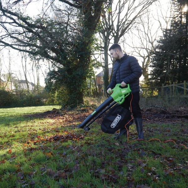 Draper 230V Garden Vacuum, Blower and Mulcher - 300W Draper 230V Garden Vacuum, Blower and Mulcher - 300W