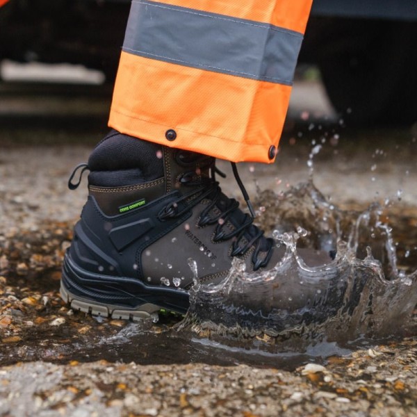 Apache MISSION 100% Non-Metallic Safety Boot with HI, CI & ESD Apache MISSION 100% Non-Metallic Safety Boot with HI, CI & ESD