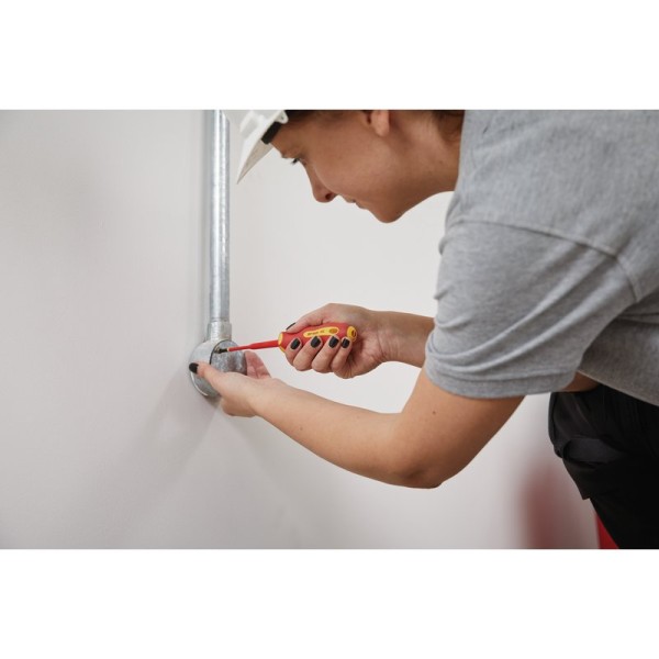 Draper EXPERT XP1000 VDE Slimline Plain Slot Screwdriver 4.0 x 100mm Draper EXPERT XP1000 VDE Slimline Plain Slot Screwdriver 4.0 x 100mm